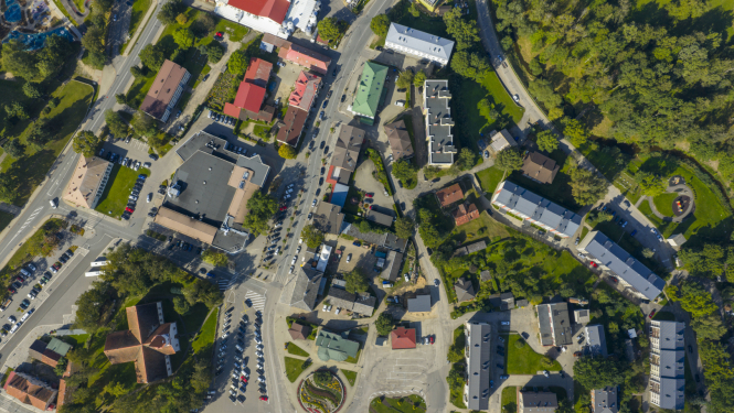 drona foto ar Smiltenes pilsētas centru no augšas 