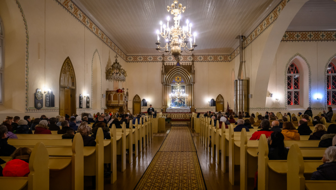 foto ar Smiltenes baznīcas iekšpusi, ejas skats