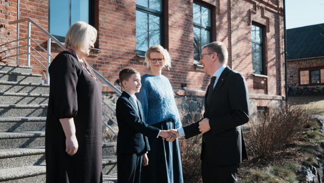 Valsts prezidents sarokojas ar Hugo