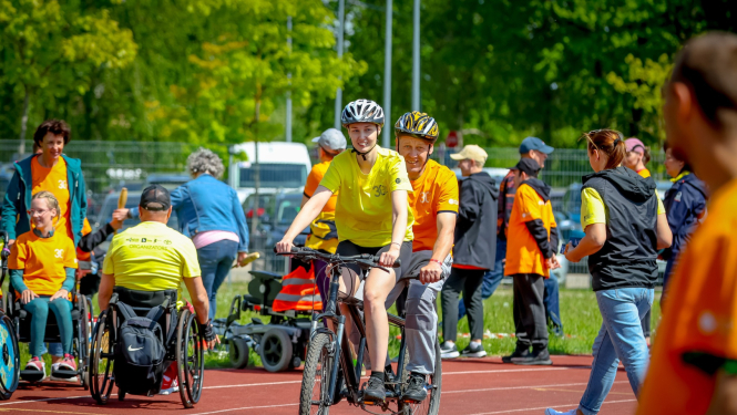 foto ar riteņbraucējiem un citiem sportistiem