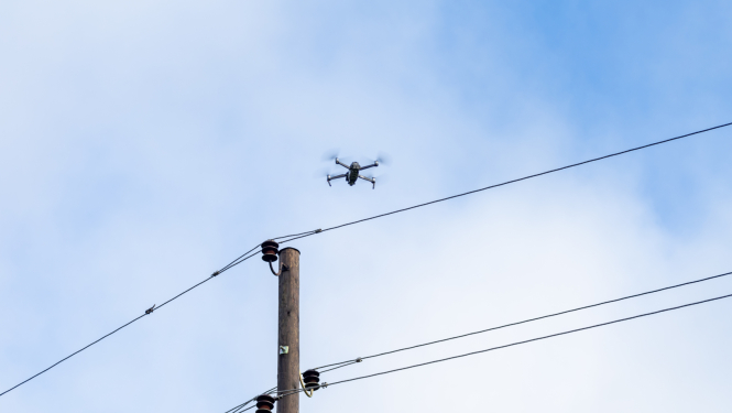 drons pie elektrolīnijas