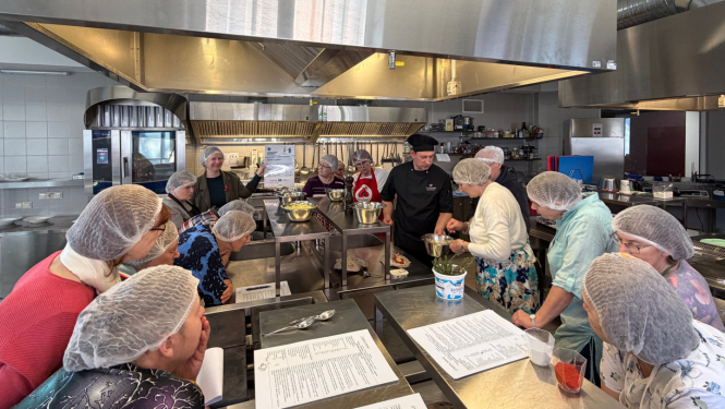 Smiltenes tehnikuma pedagoga Edgara Rubeņa vadībā seniori gatavo veselīgas un sātīgas uzkoda