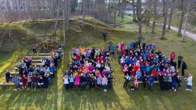Raunā pārgājiena "Raunas baltais miers un zaļais siers" vairāk kā 270 dalībnieku kopbilde