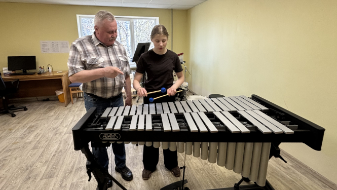 Smiltenes Mūzikas skolas sitaminstrumentu spēles pedagogs Pēteris Vilks un viņa 5. klases audzēkne Emma Kalniņa izmēģina jauno vibrofonu