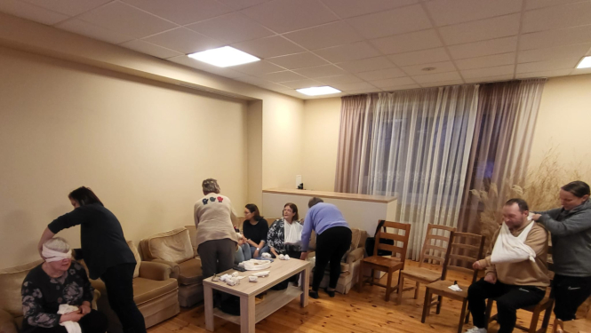 foto pedagogi sniedz pirmo palīdzību 