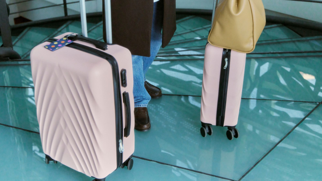 Cilvēks ar diviem koferiem lidostā