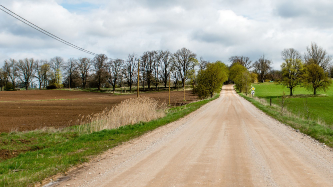 Foto ar lauku autoceļu