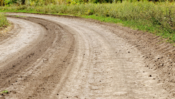 foto ar lauku zemes ceļu pavasarī vasarā