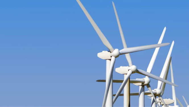 foto ar vēja ģeneratora turbīnu