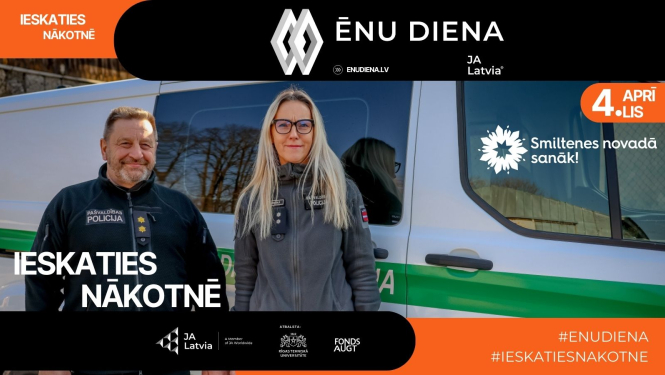 foto ar diviem policistiem pie policijas auto 