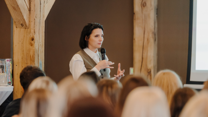 Foto ar sievieti auditorijas priekšā 