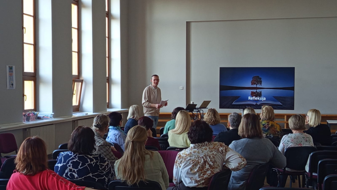 Attela skolotāji kas sēž auditorijā 
