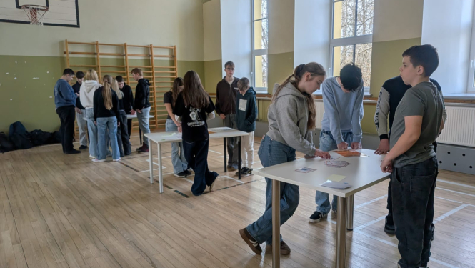 skolēni sporta zālē