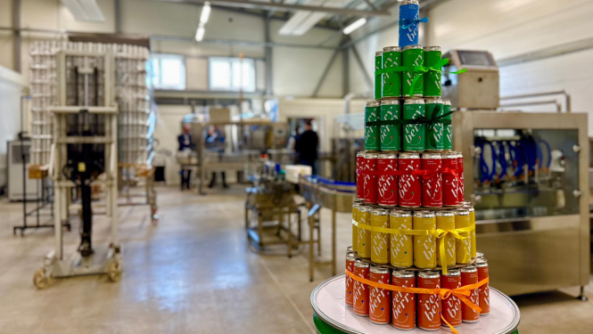 Very Berry jaunā dzērienu ceha atklāšana