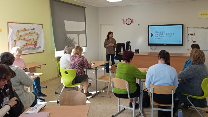 foto klasē sēž skolotāji 