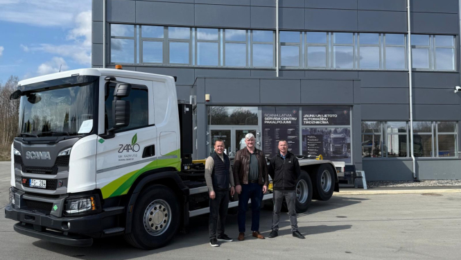 foto ar cilvēkiem pie automašīnas