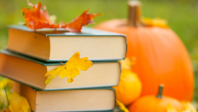 Grāmatu kaudze un ķirbis