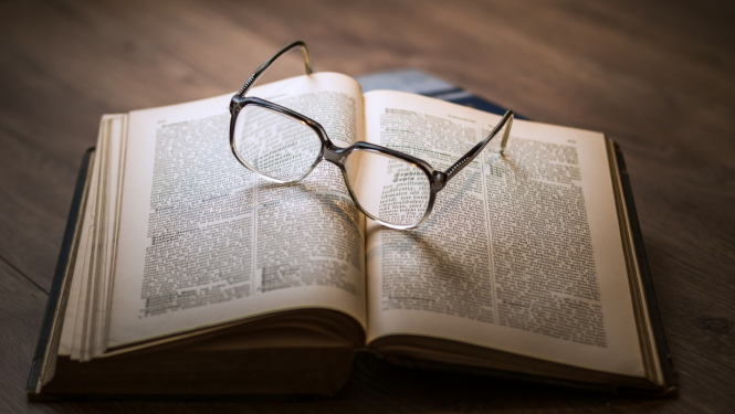 grāmata un brilles