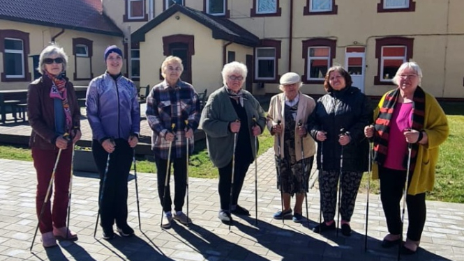 Smiltenes novada seniori apgūst nūjošanu. 