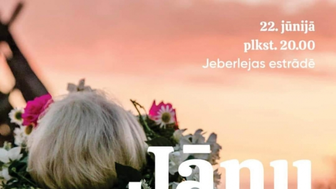 plakāts, sievietes pakausis ar blondiem matiem un jāņu vainagu no mugurpuses