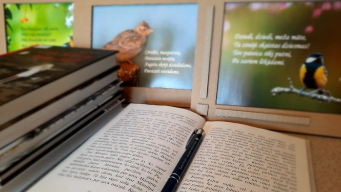 Pavasarīgi grāmatu jaunumi Smiltenes novada bibliotēkās