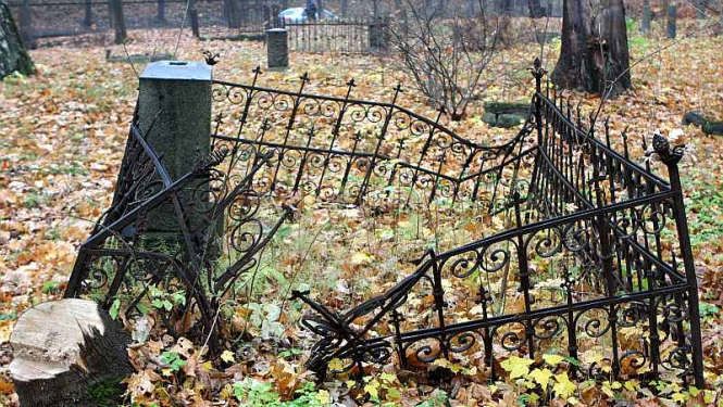 nesakopti kapi, sagāzusies sēta