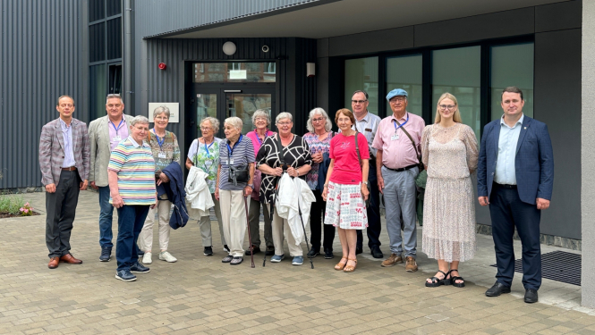 Villihas biedrības pārstāvji kopā ar Edgaru Avotiņu, Andri Lapiņu un Martu Deņīsovu