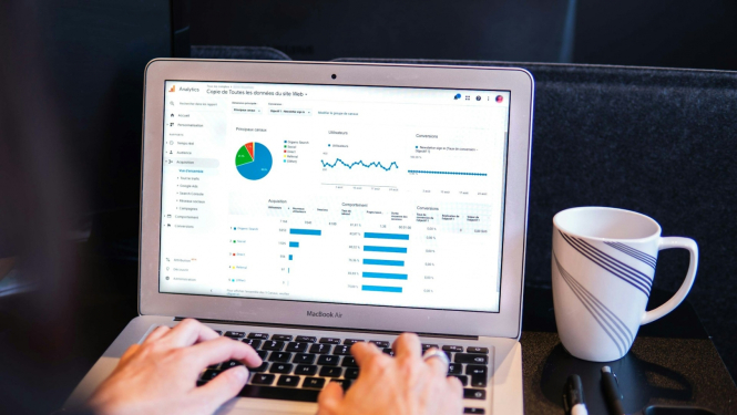 Dators ar diagrammām