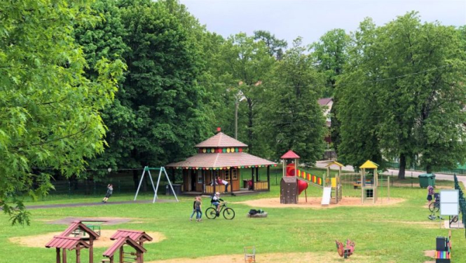 Ar 1. aprīli atvērts bērnu rotaļu laukums Gaujas ielā 1, Smiltenē
