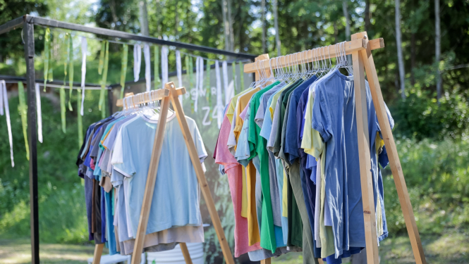 Krāsaini t-krekli pakārti uz stangas