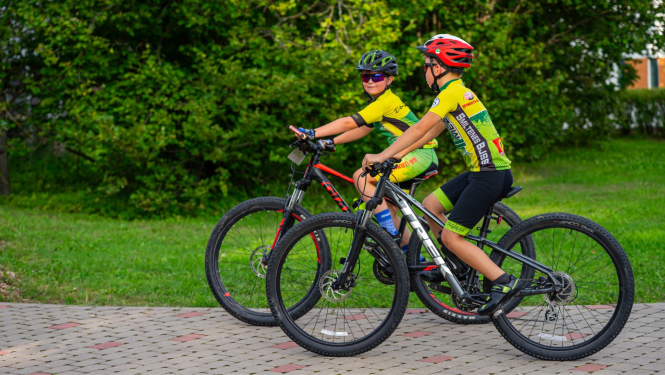 foto bērni uz velosipēda