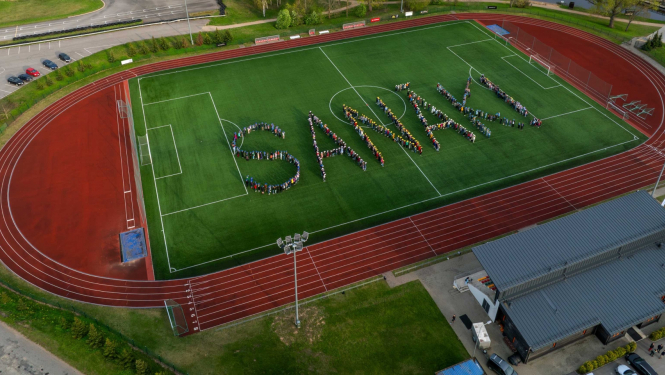 ar dronu nobildēts tepera stadions, kur no cilvēkiem izveidots sanāk! vārds