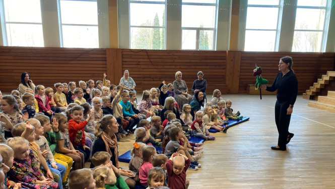 foto ar skoleniem zālē 