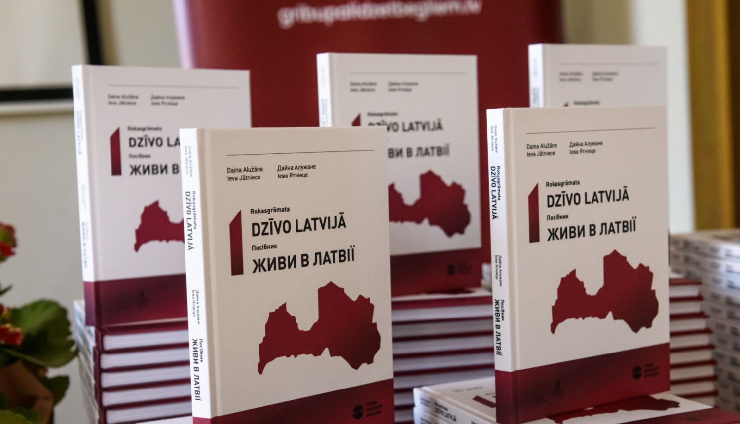 Grāmatas "Dzīvo Latvijā"