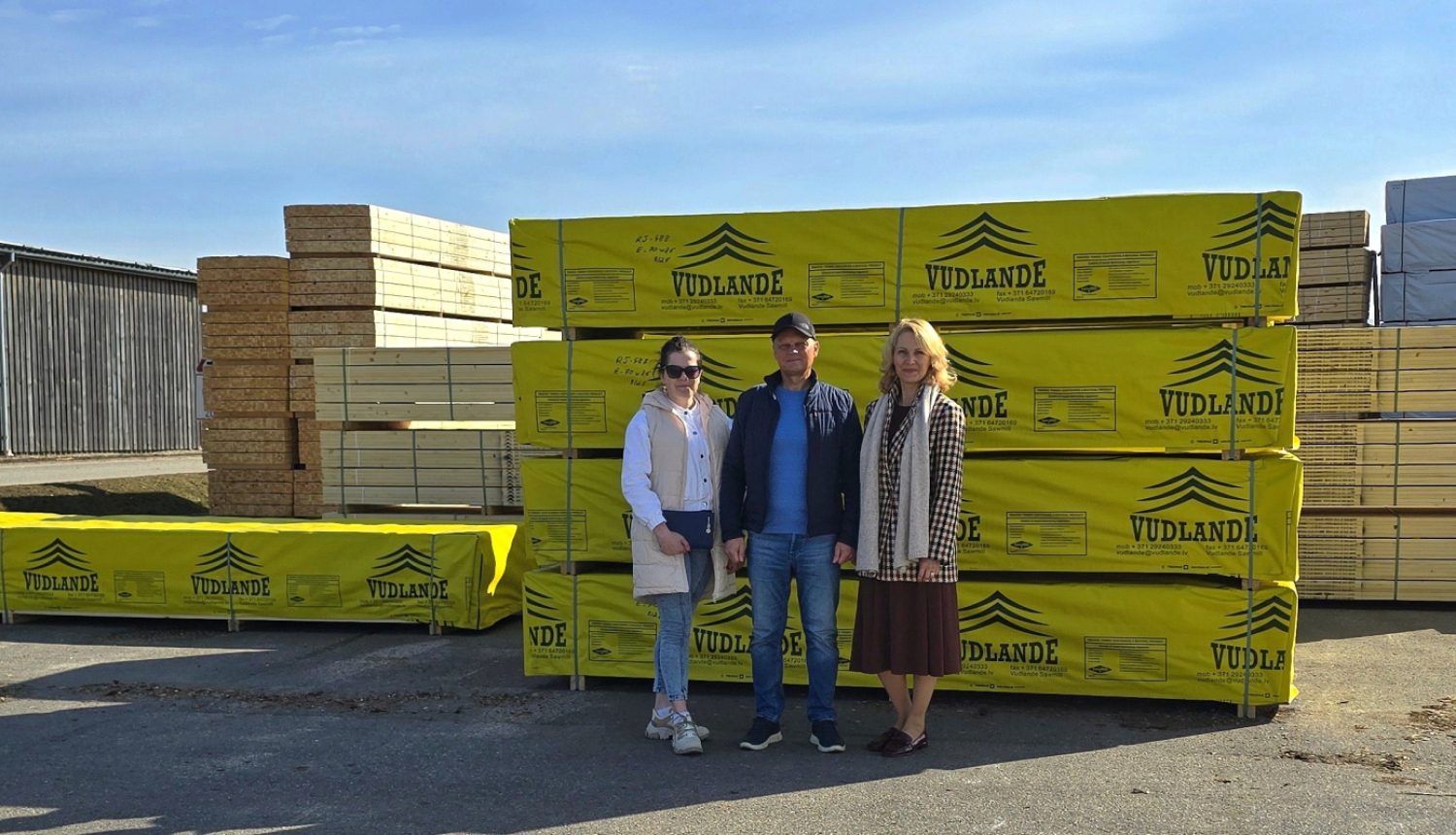 foto ar uzņēmējdarvbības un tūrisma nodaļas vadītāju Santu sinku, SIA "Vudlane" priekšsēdētaju, LIAA Vidzemes reģina vadītāja Inese Džarcāne 