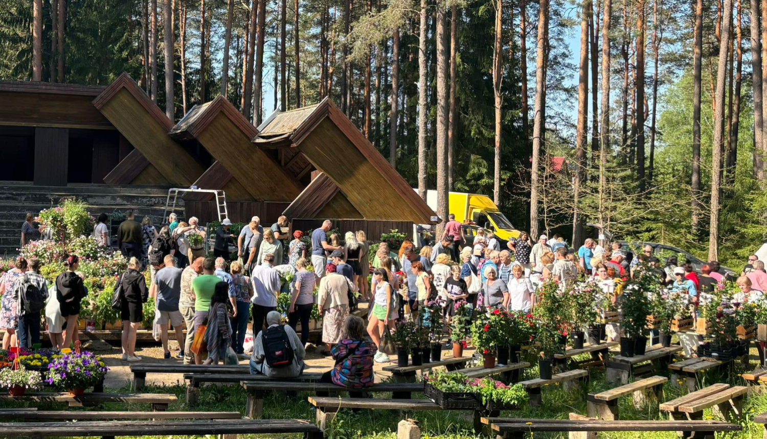 foto ar tirgu pie estrādes