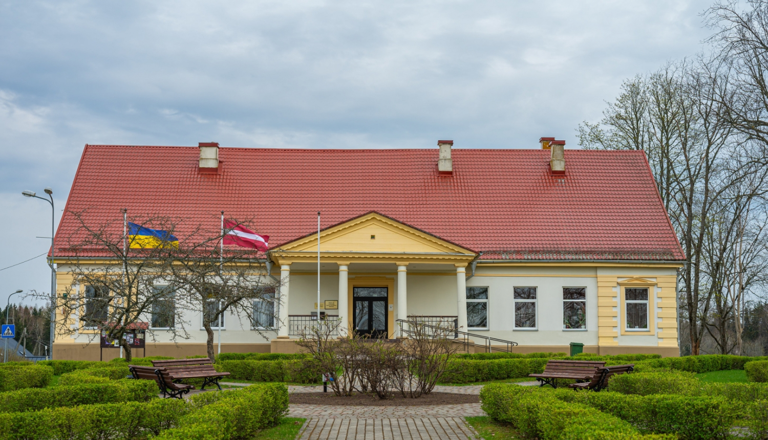 Launkalnes tautas nams