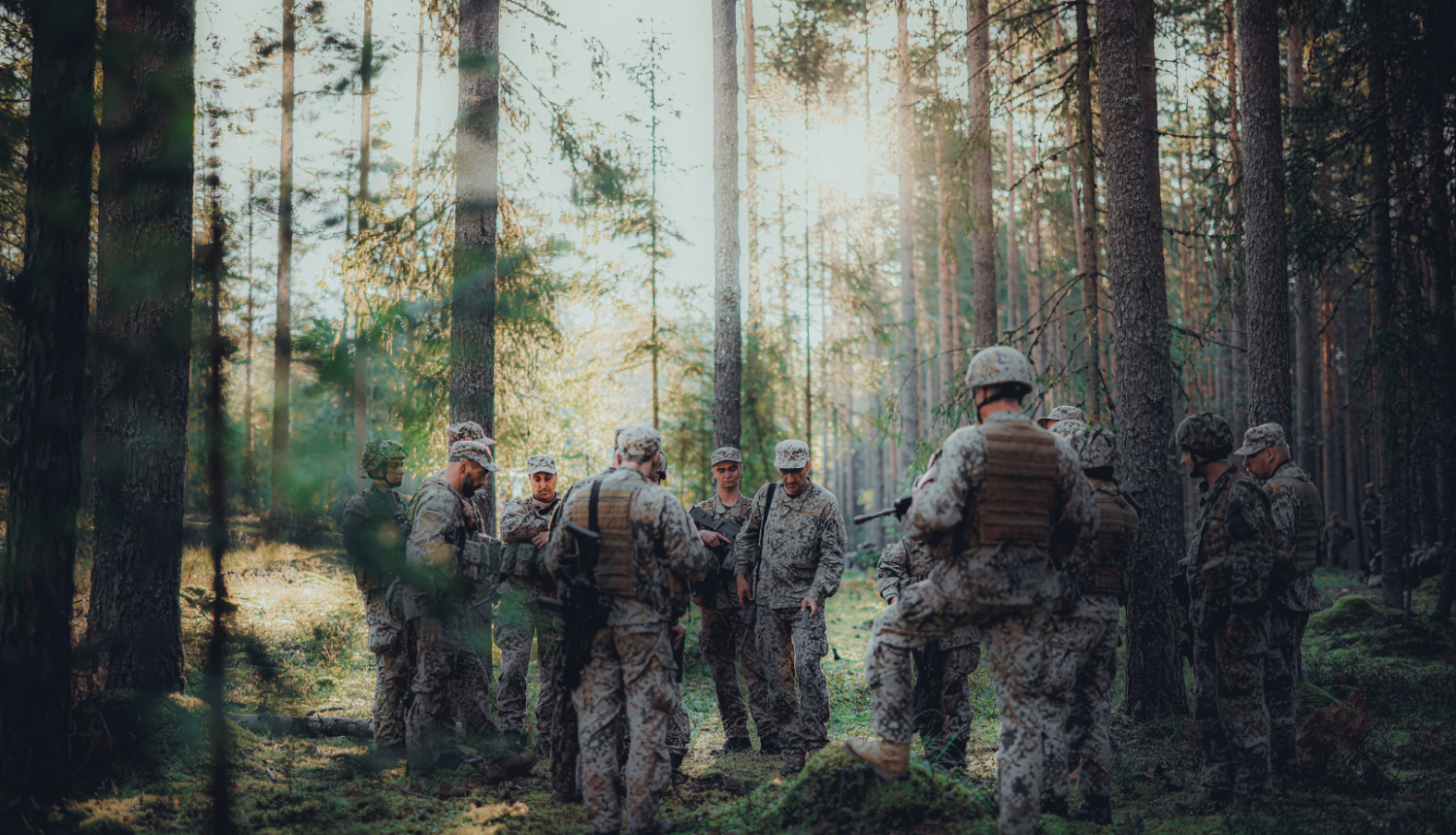 foto ar armijniekiem mežā