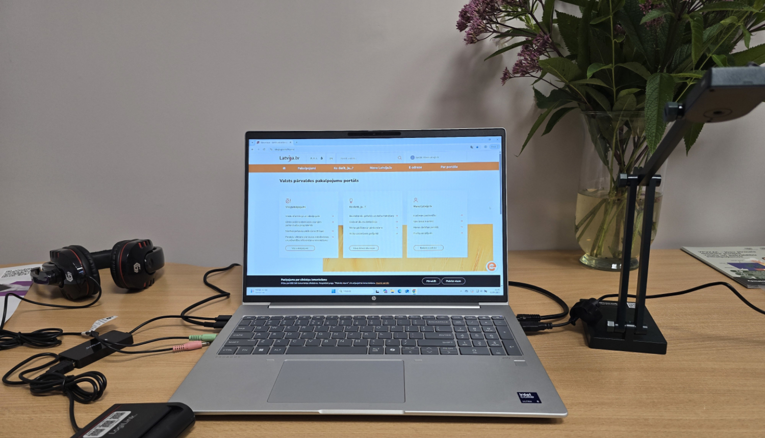 foto ar datoru un aprīkojumu 