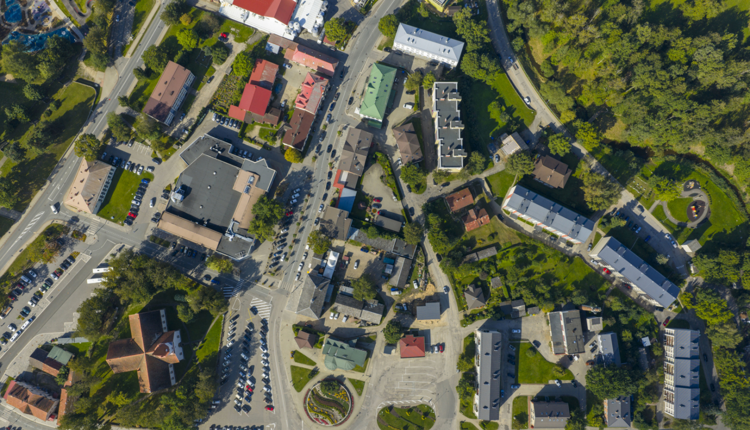 drona foto ar Smiltenes pilsētas centru no augšas 