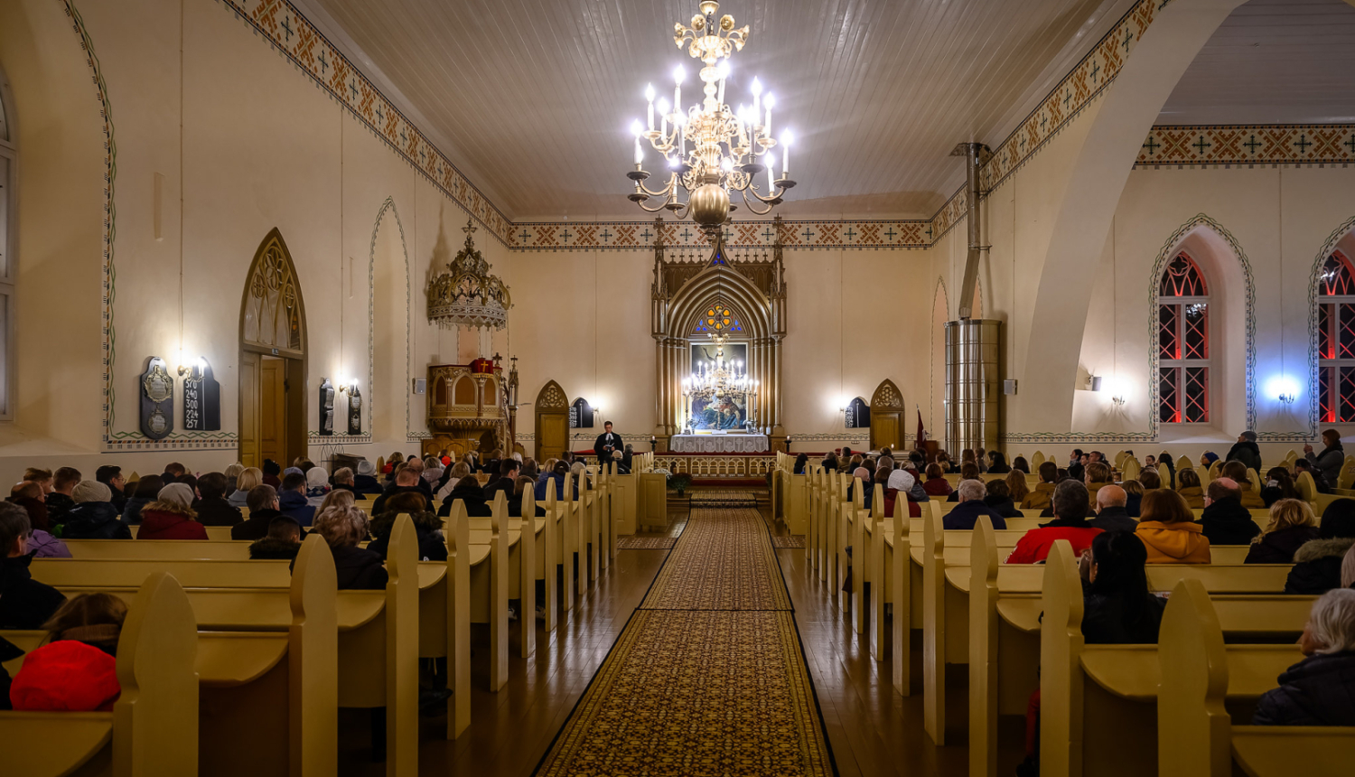 foto ar Smiltenes baznīcas iekšpusi, ejas skats