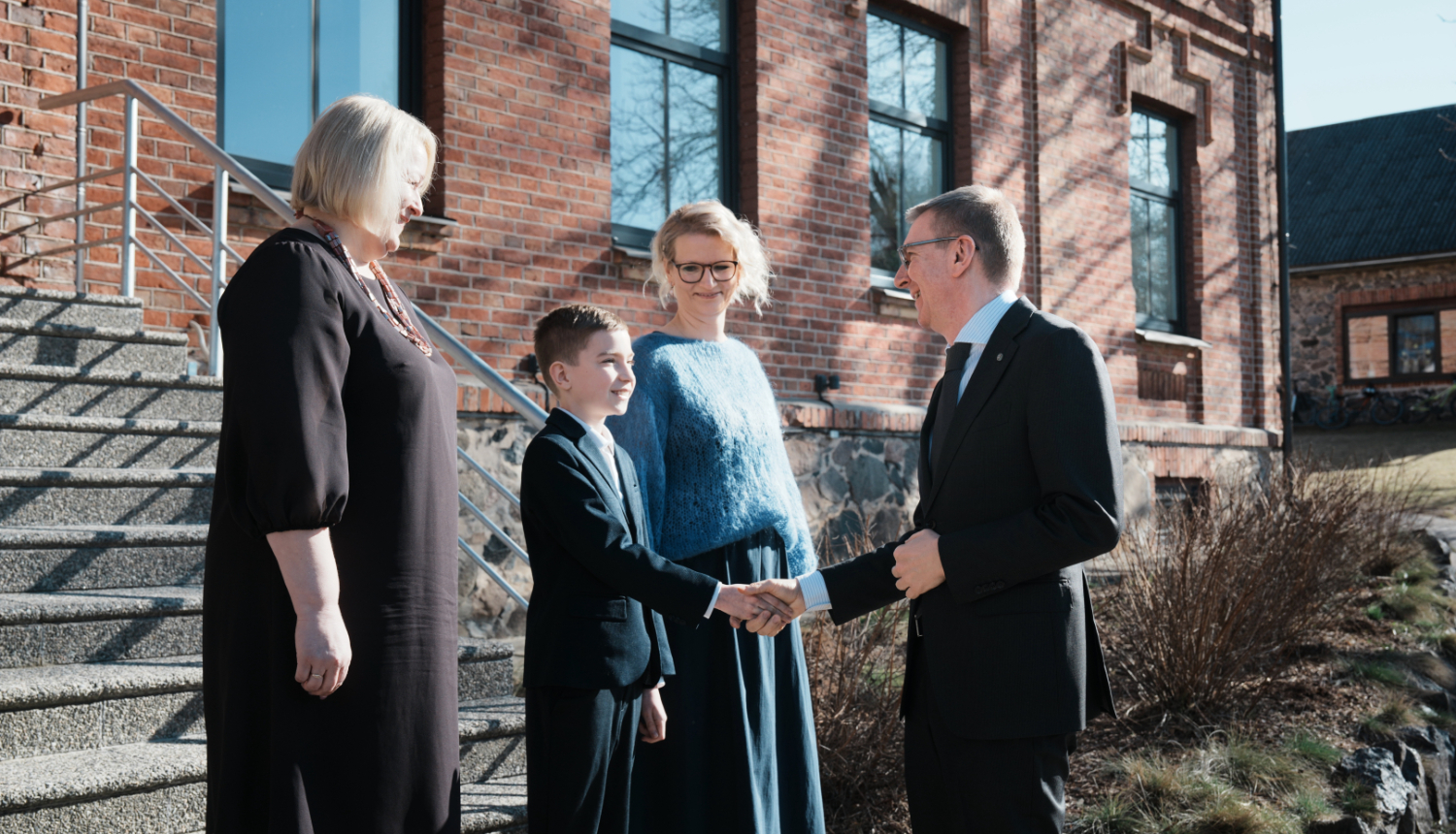 Valsts prezidents sarokojas ar Hugo