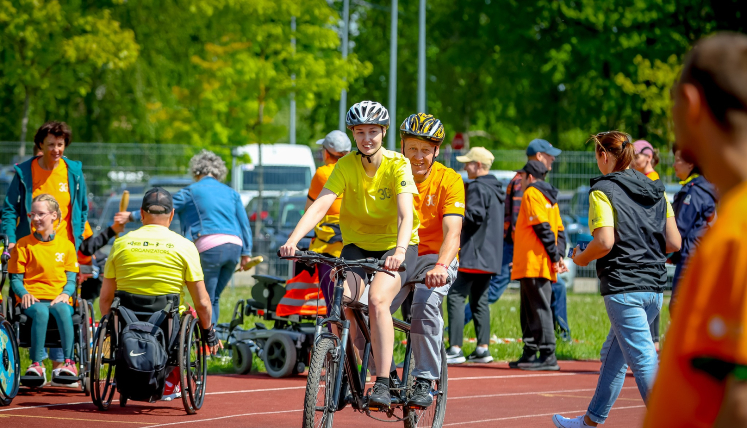 foto ar riteņbraucējiem un citiem sportistiem