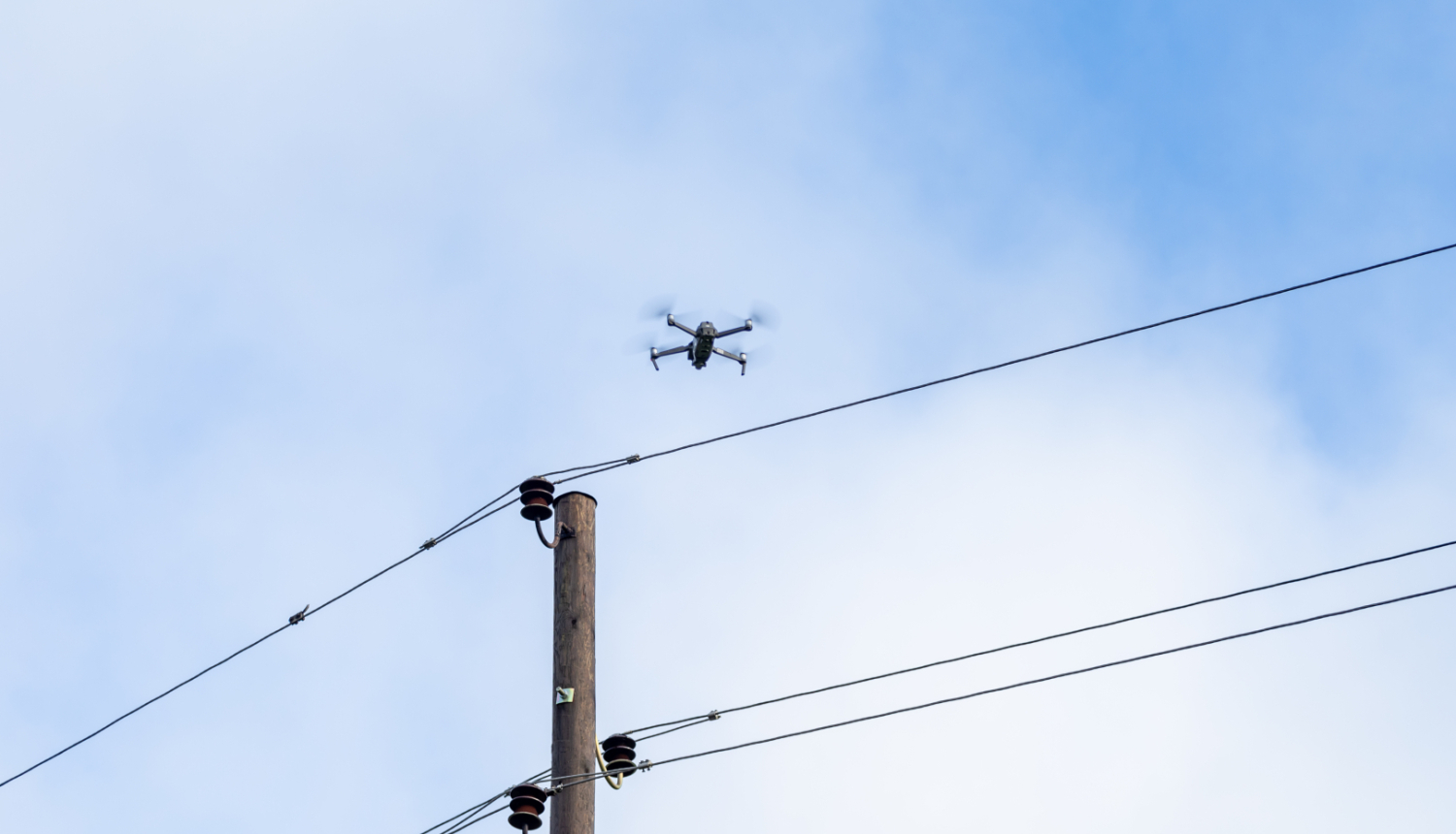 drons pie elektrolīnijas