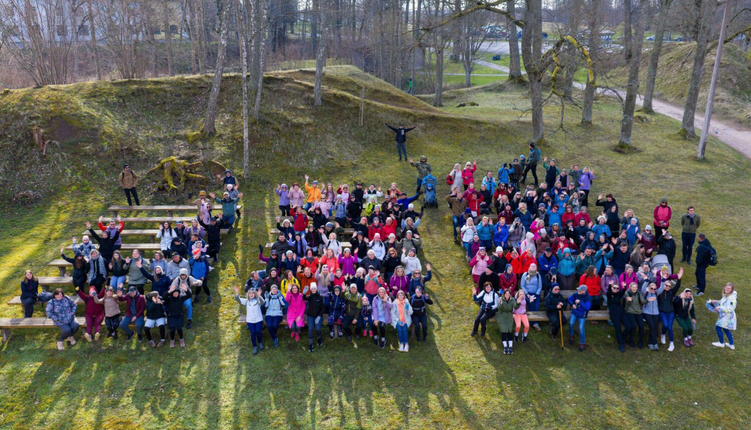 Raunā pārgājiena "Raunas baltais miers un zaļais siers" vairāk kā 270 dalībnieku kopbilde