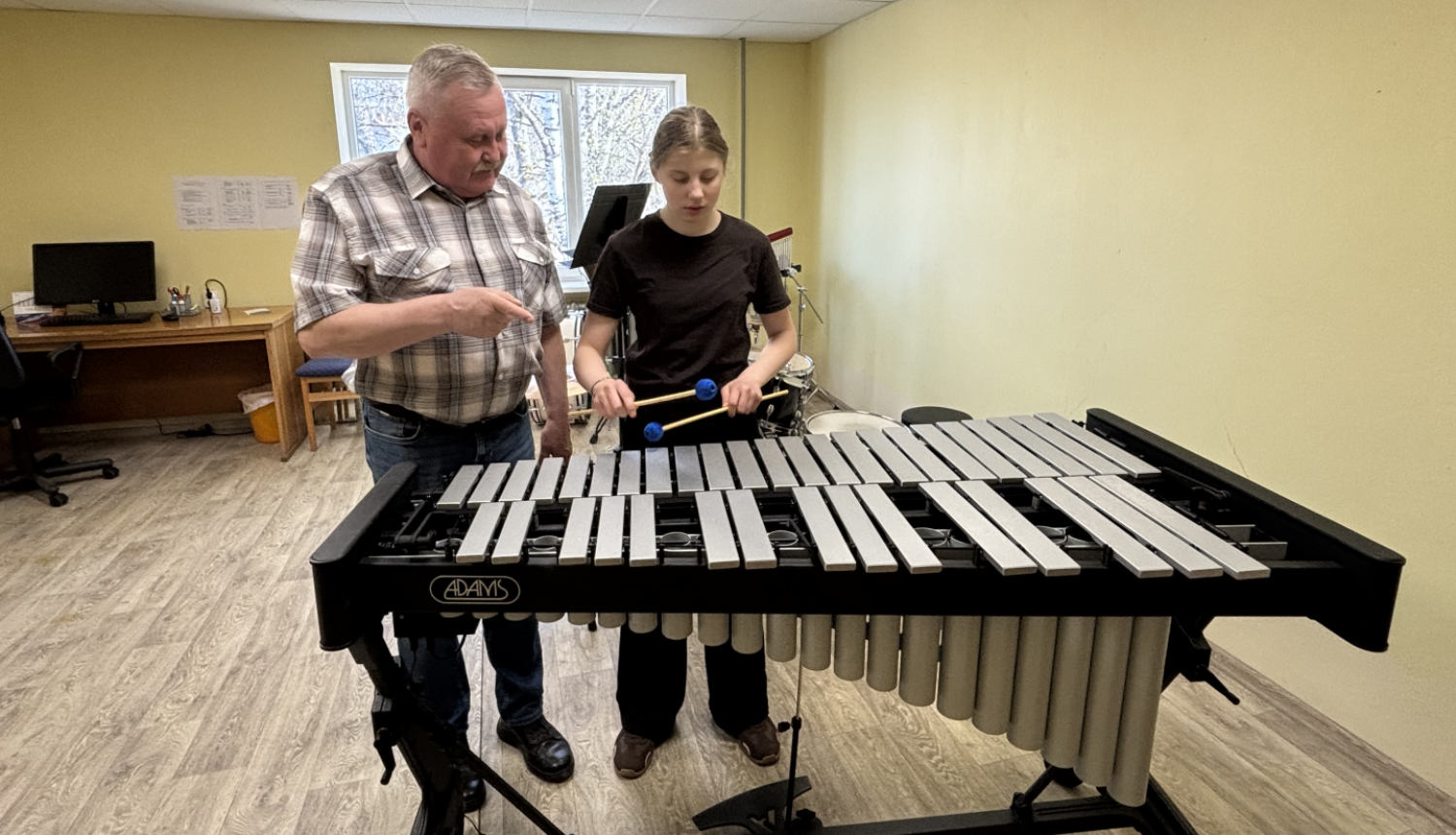 Smiltenes Mūzikas skolas sitaminstrumentu spēles pedagogs Pēteris Vilks un viņa 5. klases audzēkne Emma Kalniņa izmēģina jauno vibrofonu