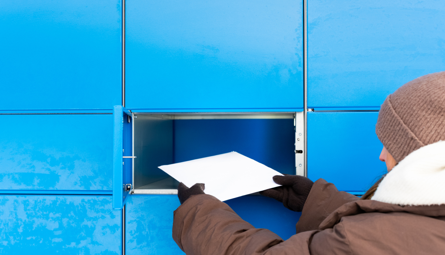 foto ar sievieti, kas liek latvijas pasta pakomātā vēstuli 