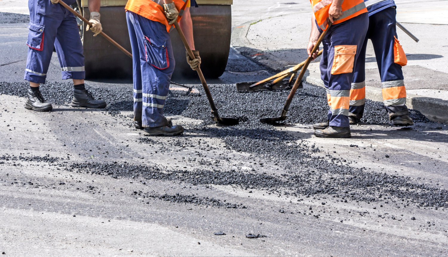 ceļa strādnieki labo ceļu 