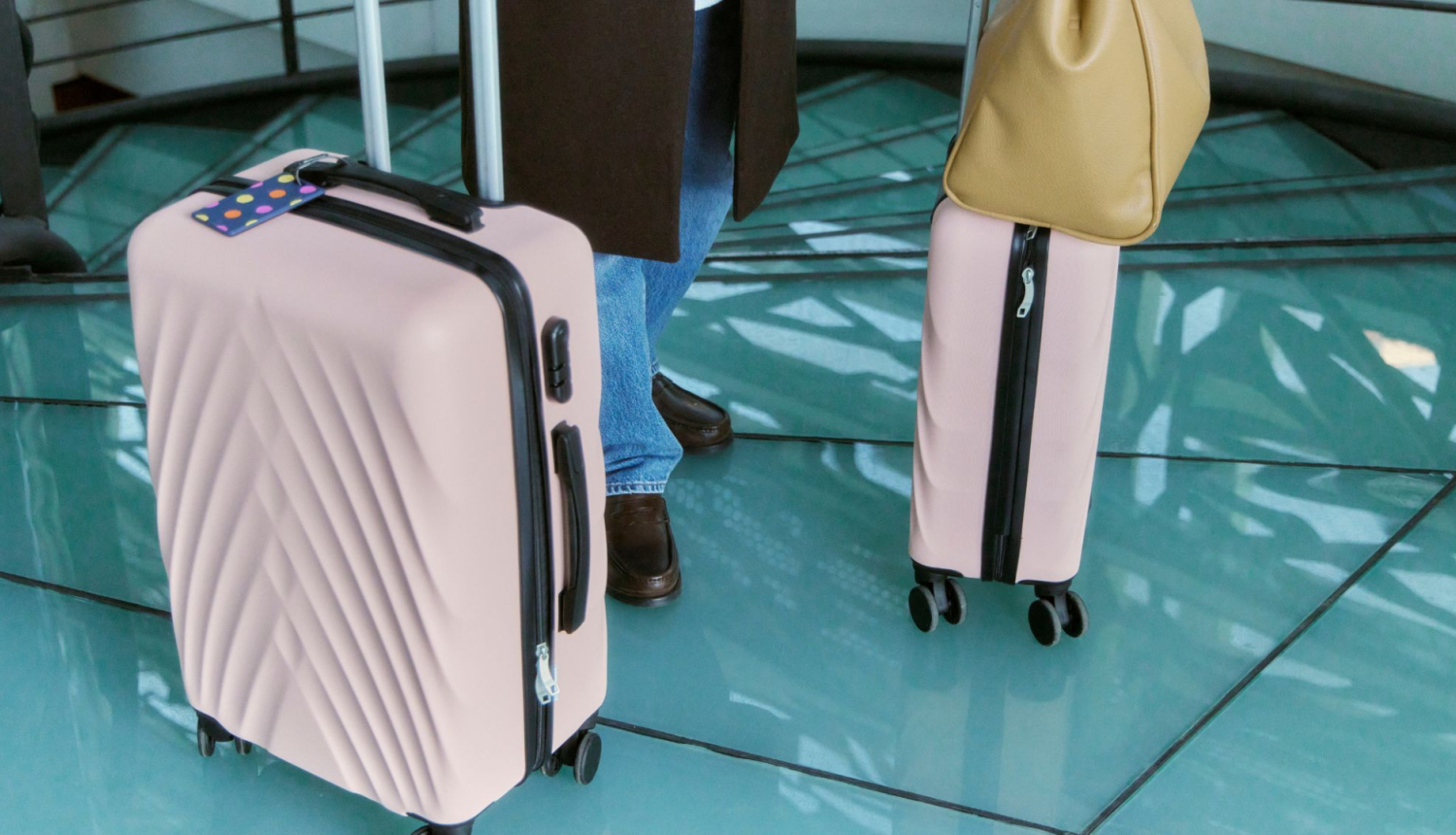 Cilvēks ar diviem koferiem lidostā