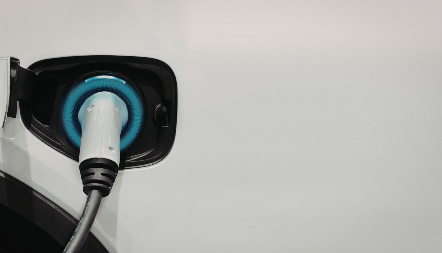 FOTO AR ELEKTRO AUTO UZLĀDES LIGZDU 